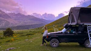Jeep met daktent in de franse Pyreneeën